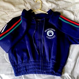 Women’s L crop sweat jacket.